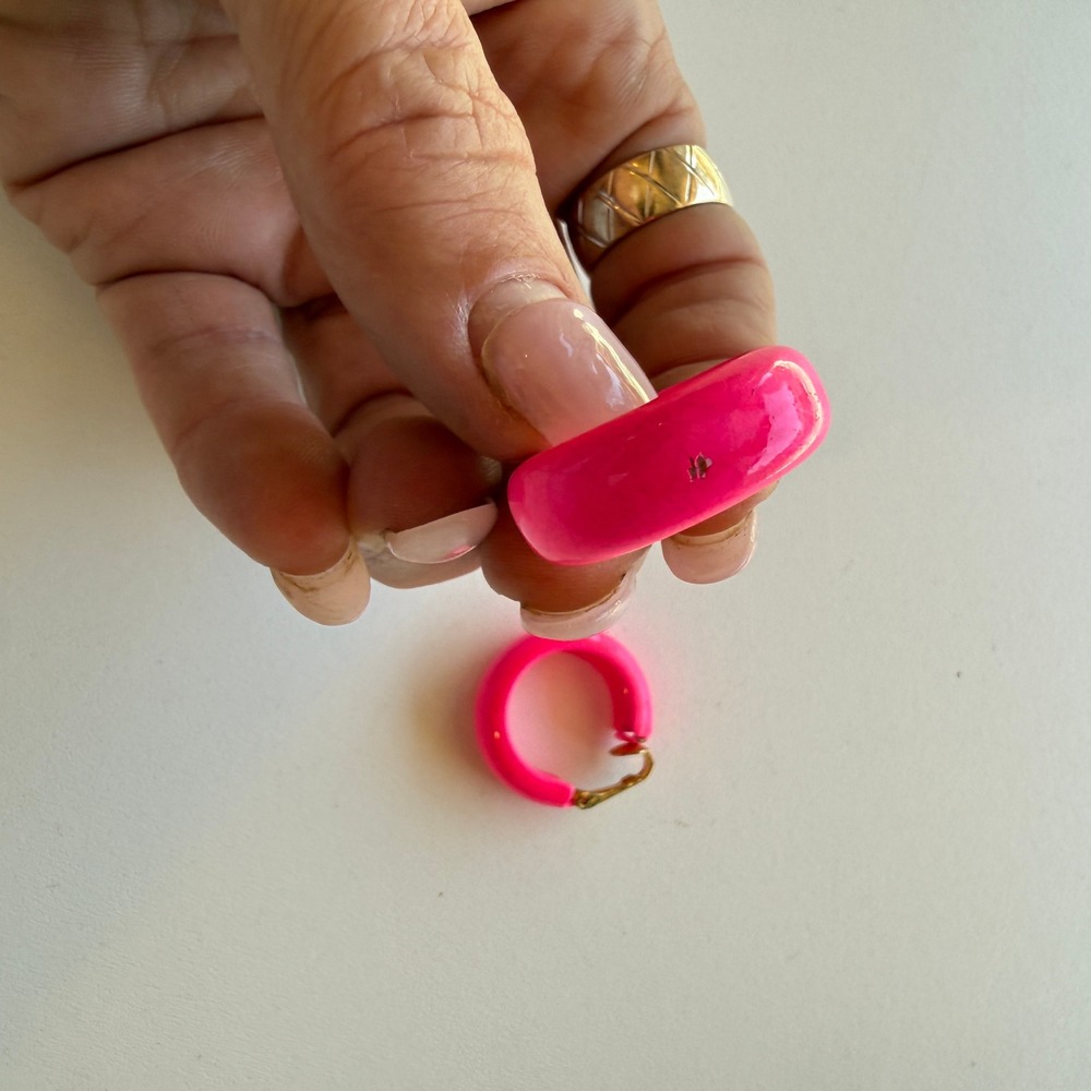 Neon Pink Chunky Hoop Earrings Retro 80s Style Gold Tone Clip On Wide Round - Picture 3 of 4